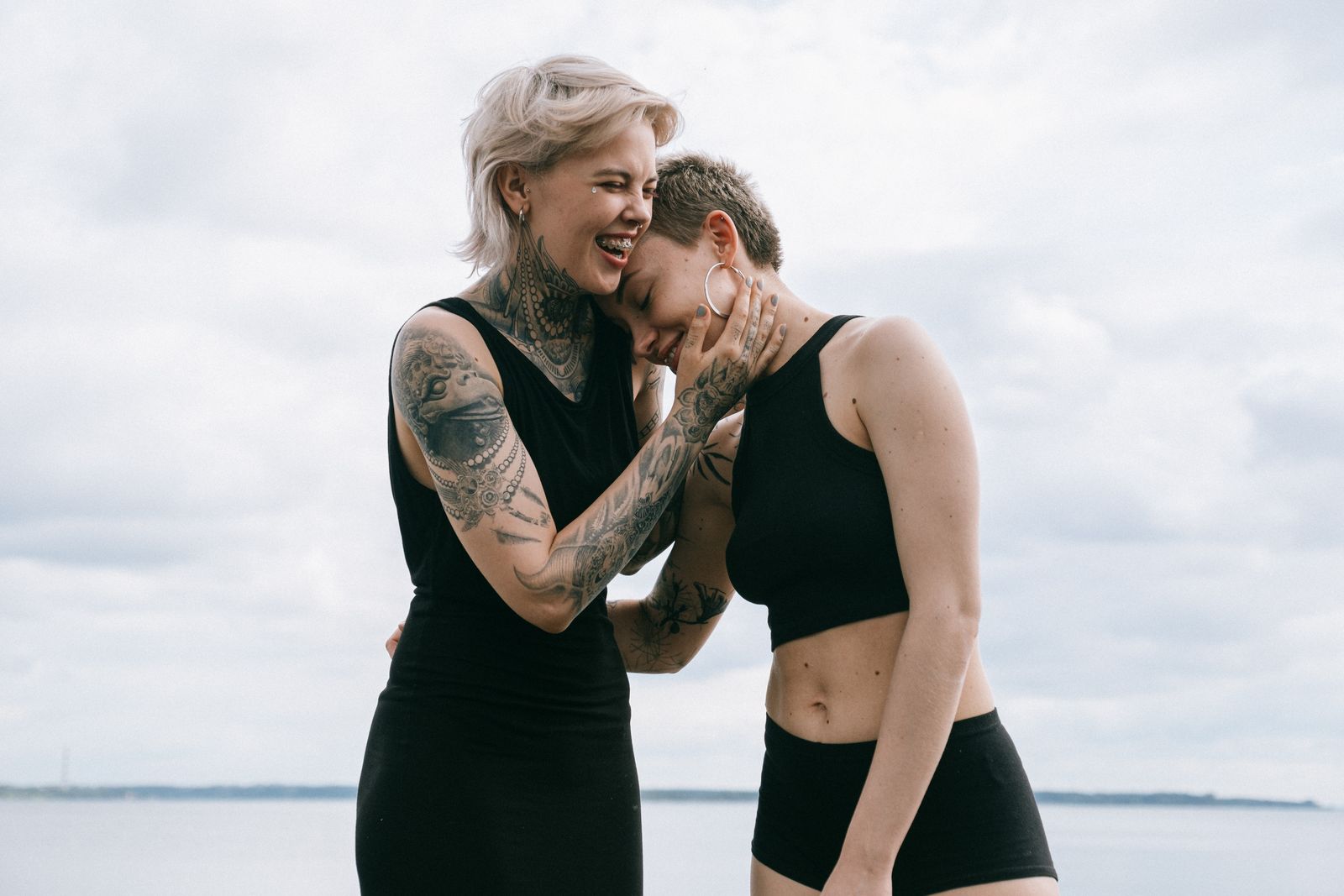 Un couple de femmes enlacées qui rient ensemble