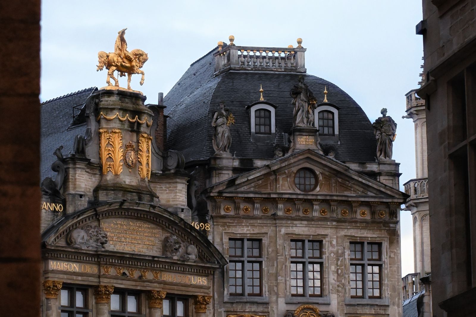 Les façades ornées de statues dorées de la Grand-Place de Bruxelles
