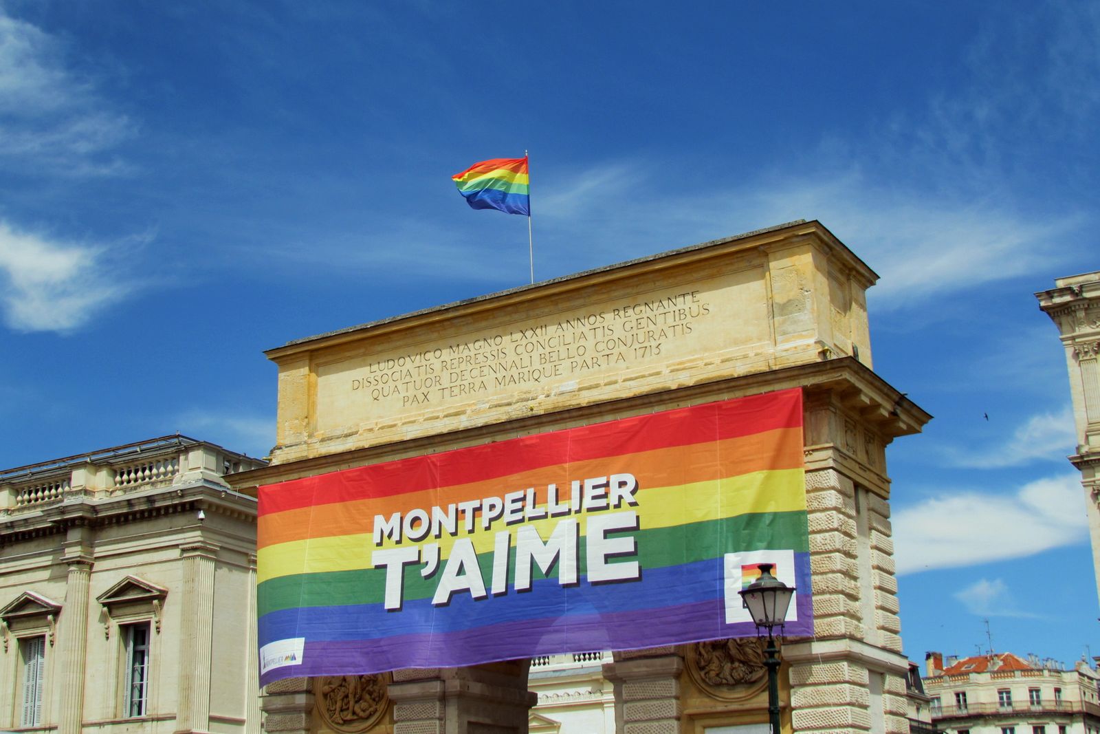 L’arc de triomphe de Montpellier, orné d’une bannière aux couleurs des fiertés