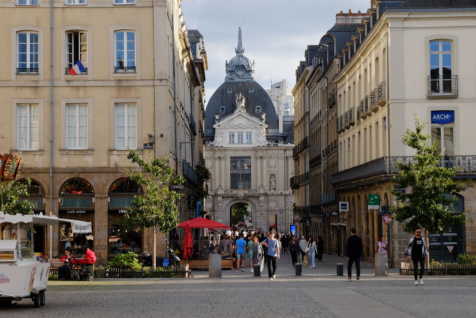 Une rue animée du centre historique de Rennes