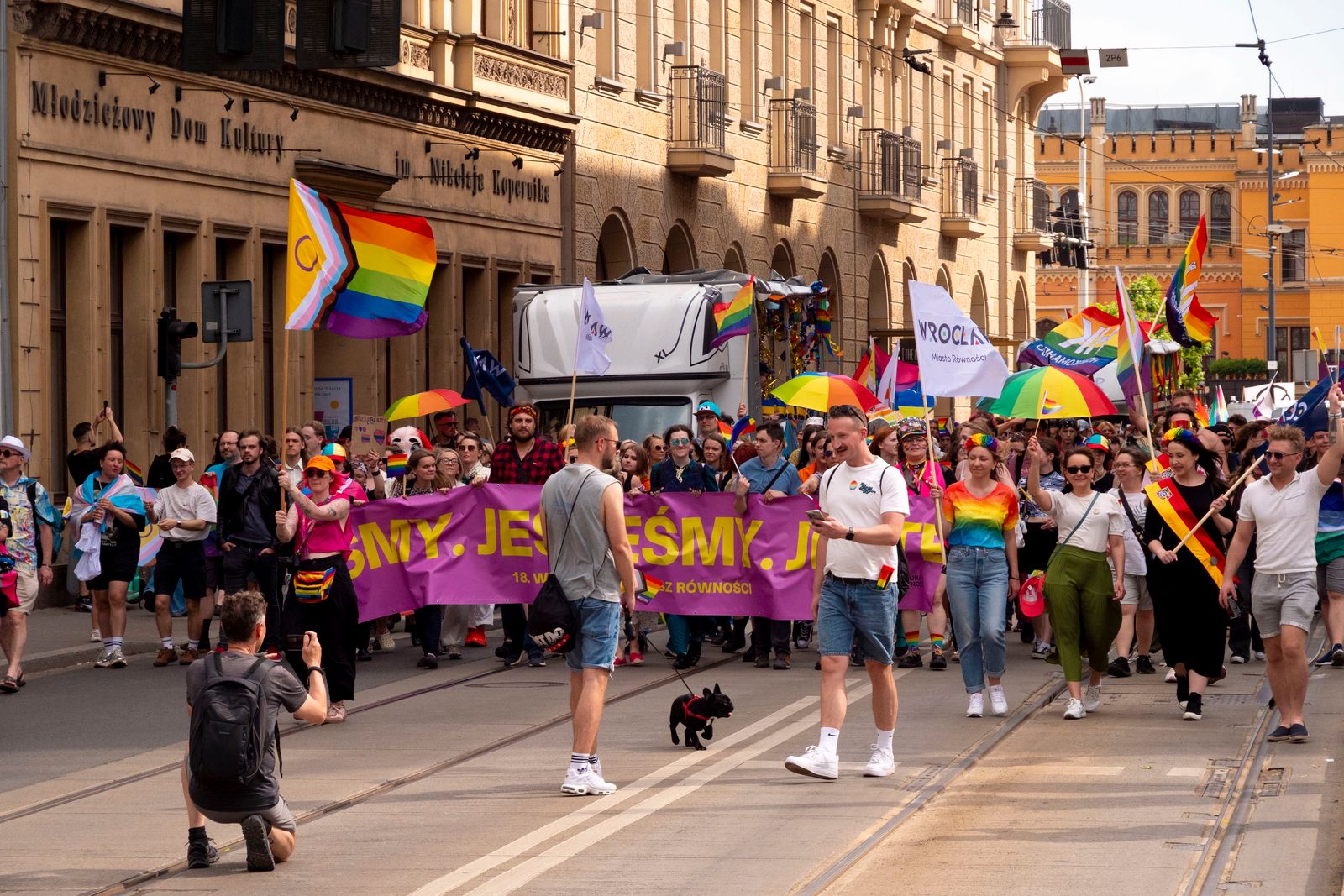 Des drapeaux colorés lors d’une marche des fiertés
